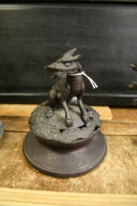 Bronzetier auf Sockel (Fohund)